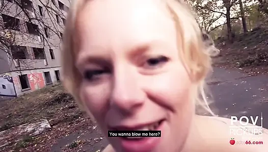 Deutsches Blondes Babe fährt nackt durch Berlin + Sex in der Öffentlichkeit