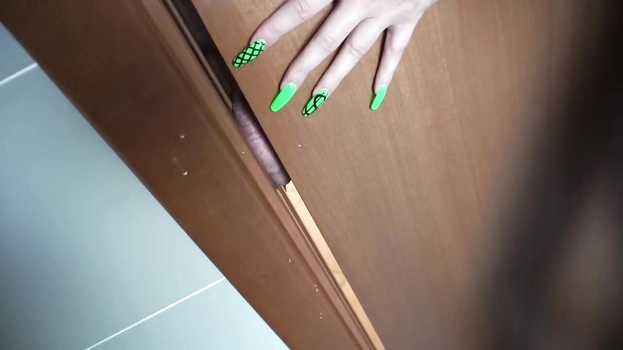 Chica louca de femdom punindo o pau dele na porta