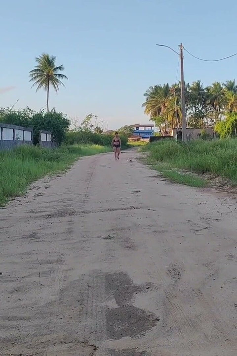 Fucking in an Abandoned Building When I Went to Take a Piss.