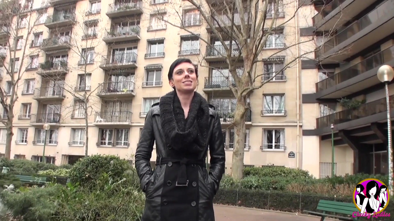 短发性感的黑发女郎被很多硬鸡巴群交