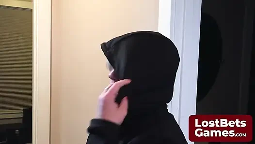 Dia berdiri gugup di luar ruang tamu tato di hari ulang tahunnya