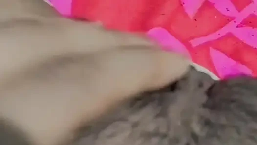 Моя девушка давит на ее сиськи и трахает пальцами ее возбужденную киску для куколда хочет беременной