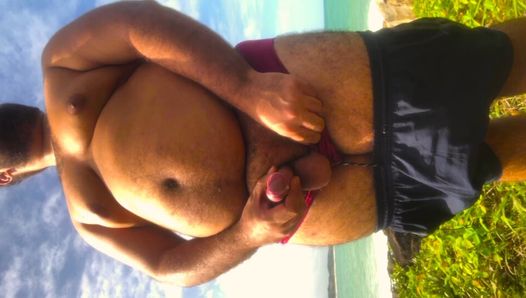 Jovem gordo gay foi à praia para se masturbar
