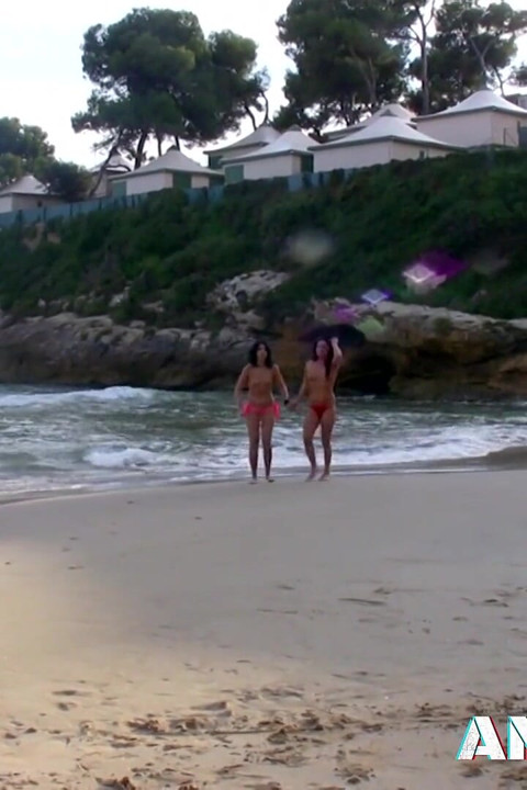Julia de Lucia and Yesenia Rock share a big cock in a threesome