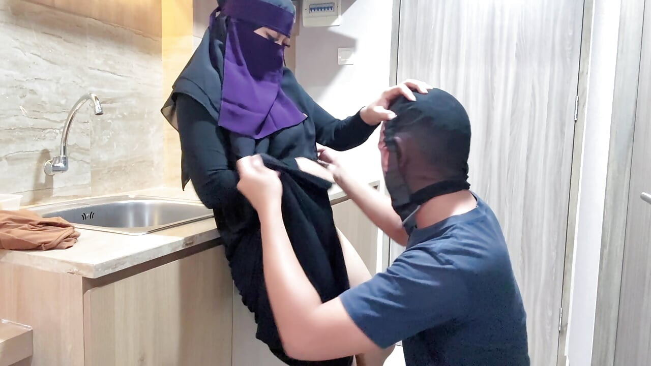 Svádění tchánem a tchyní při úklidu kuchyně