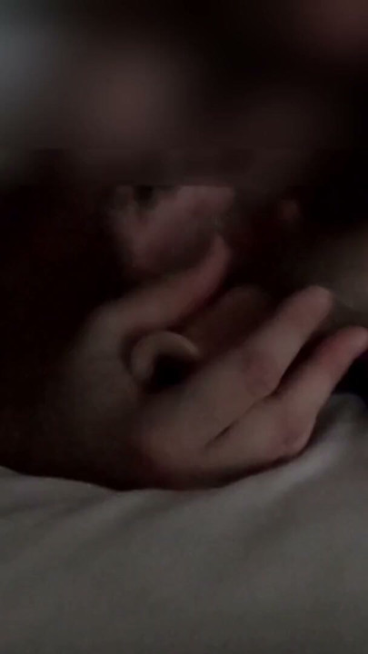 Uda milf żona jest zobowiązana do ssania dużego dildo / jedzenia, a mąż sprząta własną spermę | Klip 2