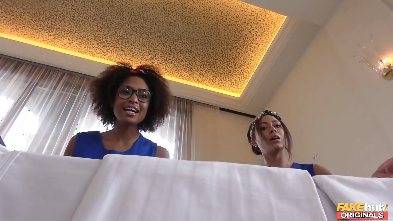 Fakehub Originals - Ryan Ryder nu recebe um boquete duplo e fode duas latinas antes de gozar em seus rostos