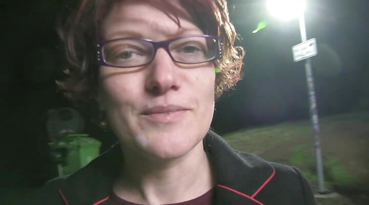 Si jalang membenarkan orang asing mengongkeknya pada waktu malam di lebuh raya