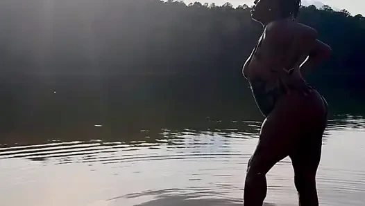 ZENCI GENÇ ERKEK AVCıSı MAYOYLA PLAJDA TWERK YAPıYOR