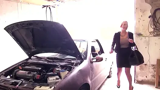 Немка трахает нимфоманку!