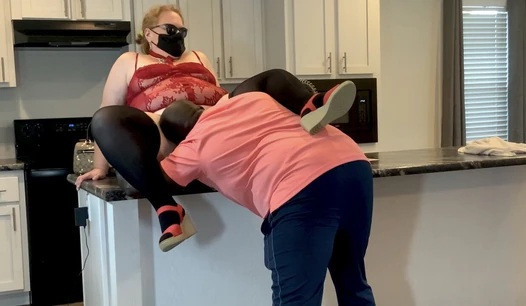 Une agent immobilier blonde SSBBW excitée flirte avec son client et reçoit un creampie en levrette dans la chatte, une bite noire jouit à l'intérieur