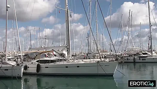 İki kız arkadaş, tatil tanıdıklarının bagajını emiyor