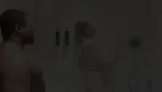 Marie'nin Duşta Sikiş Eğlencesi