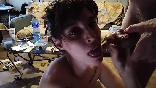 Auf meinen Knien und Schwanz zu lecken, hier zeige ich euch zwei Videos mit großzügigen Spermaspritzen im Gesicht