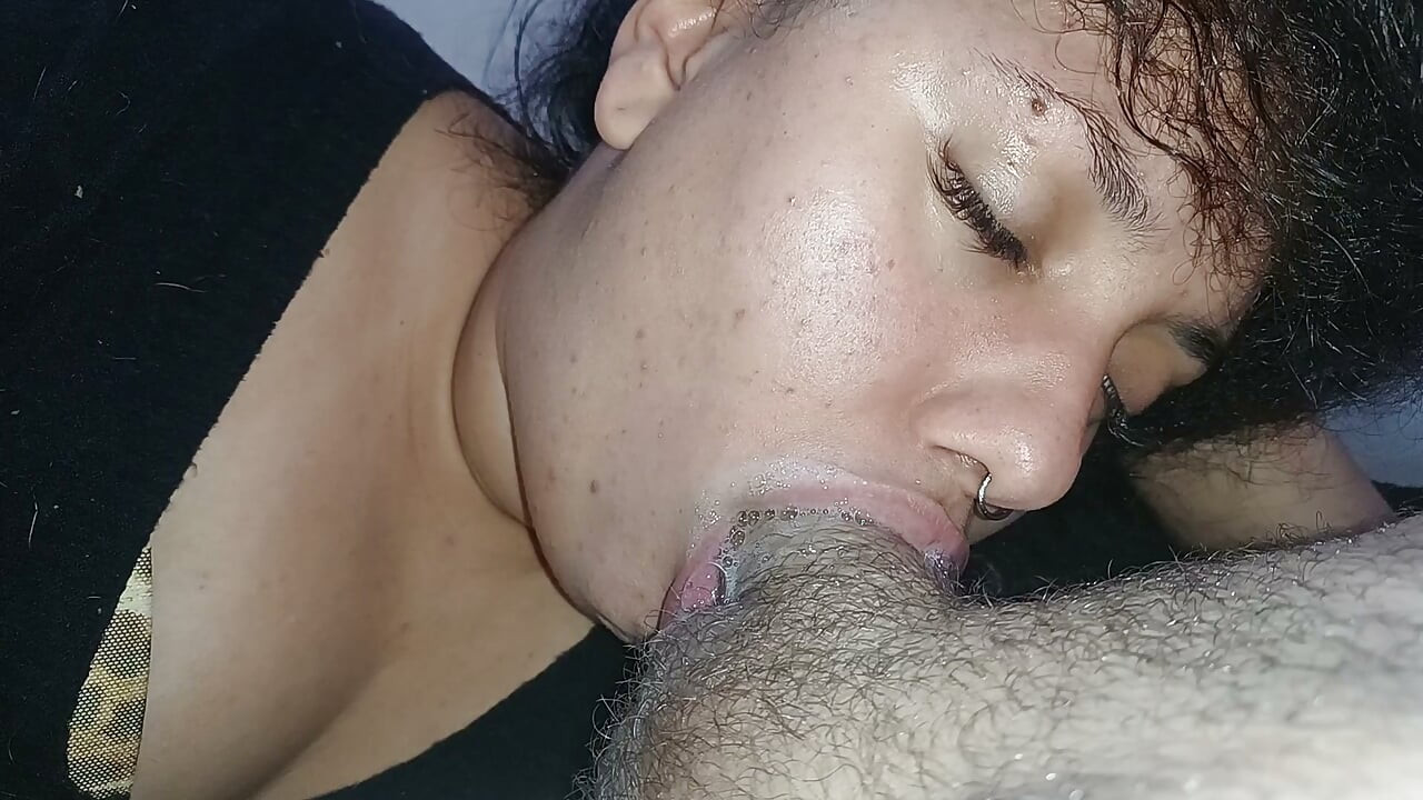 O MELHOR BOQUETE DO MUNDO, TÃO QUENTE E MANCHADA QUE ELA FODE COM FORÇA