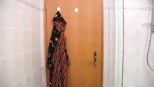 Вкусная рыжая принимает душ в эротическом винтажном соло