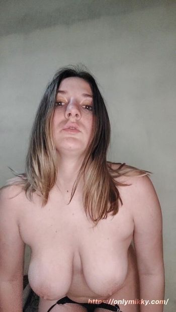 Соседи застукали возбужденную девушку-блондинку за мастурбацией в ее комнате