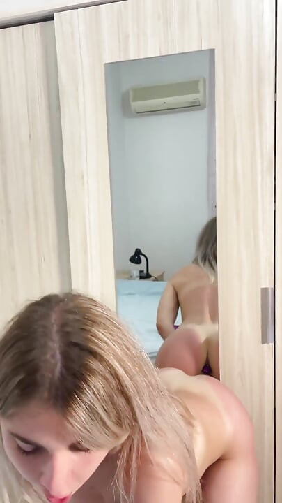 Follando el coño y el culo con un consolador cerca