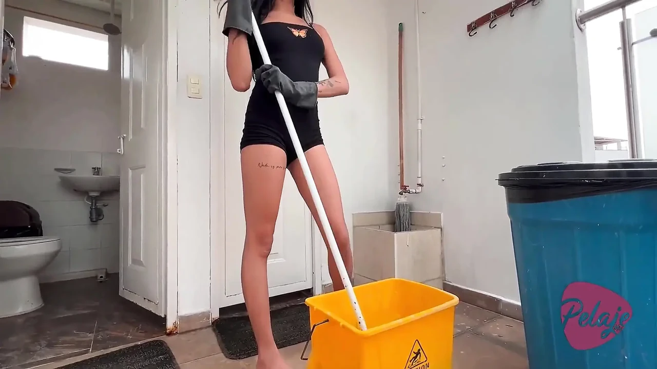 The Maid Is Caught Masturbating with the Mop in Front of the Neighbors, She Wants to Fuck Everyone