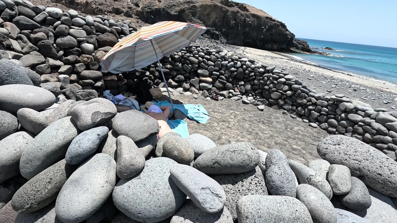 He Saw a Naked Girl on the Beach and Started Jerking off