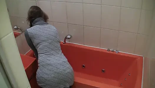 Gadis remaja seksi di kamar mandi air panas