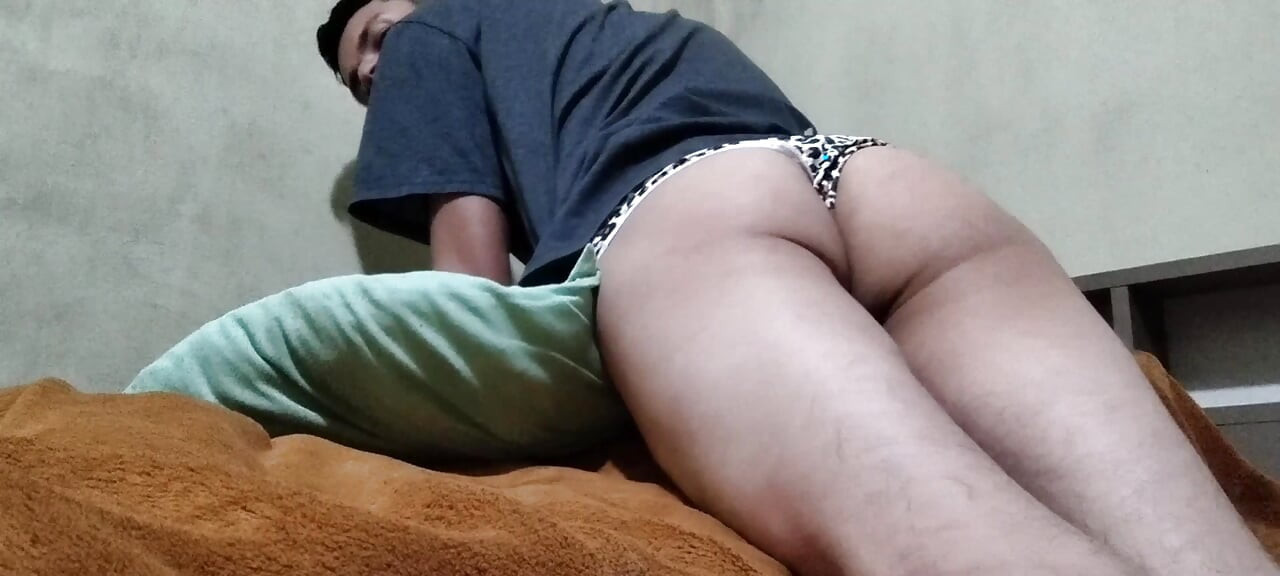 Jugando con mi culo hasta correrme