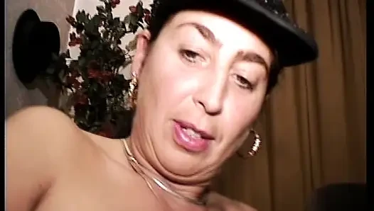 Amateure, deutsche hure fickt ihre muschi mit einem großen dildo