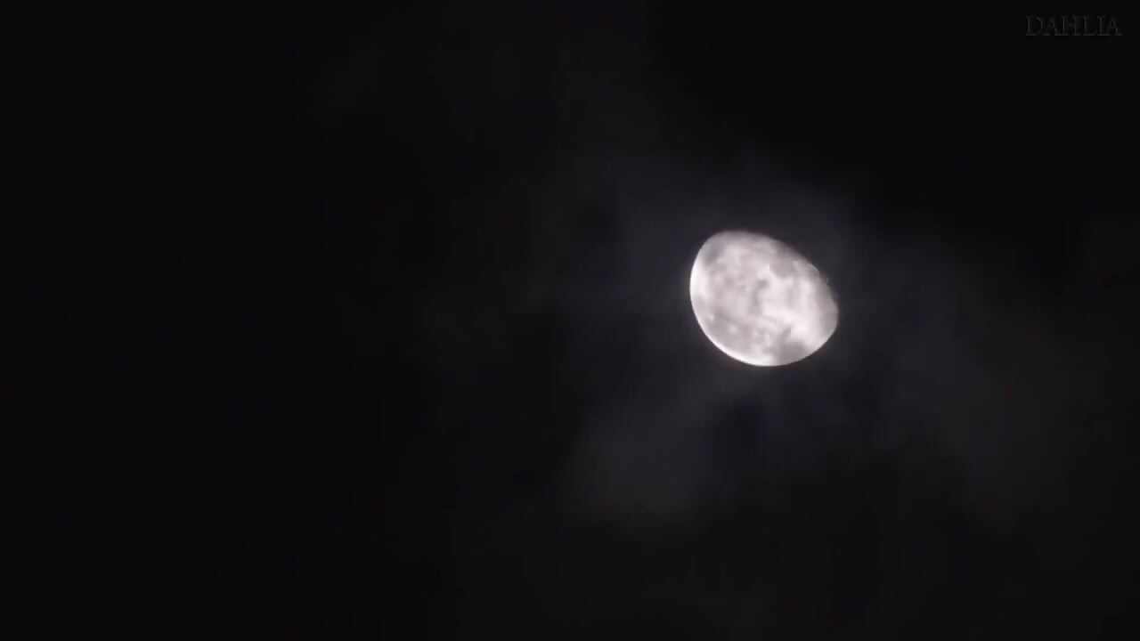 Soția excitată a vecinului călărește pe corpul unui tânăr și strânge sperma - partea 3