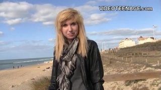 Schüchternes blondes Teenie erstes Porno-Casting