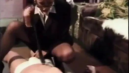 Нижний мужик поклоняется ногам своей госпожи