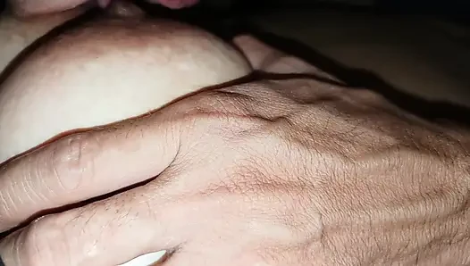Üvey Erkek Kardeşinin Parmakları Üvey Kız Kardeşinin Devasa Göğüslerini Ve Islak Amını Keşfediyor