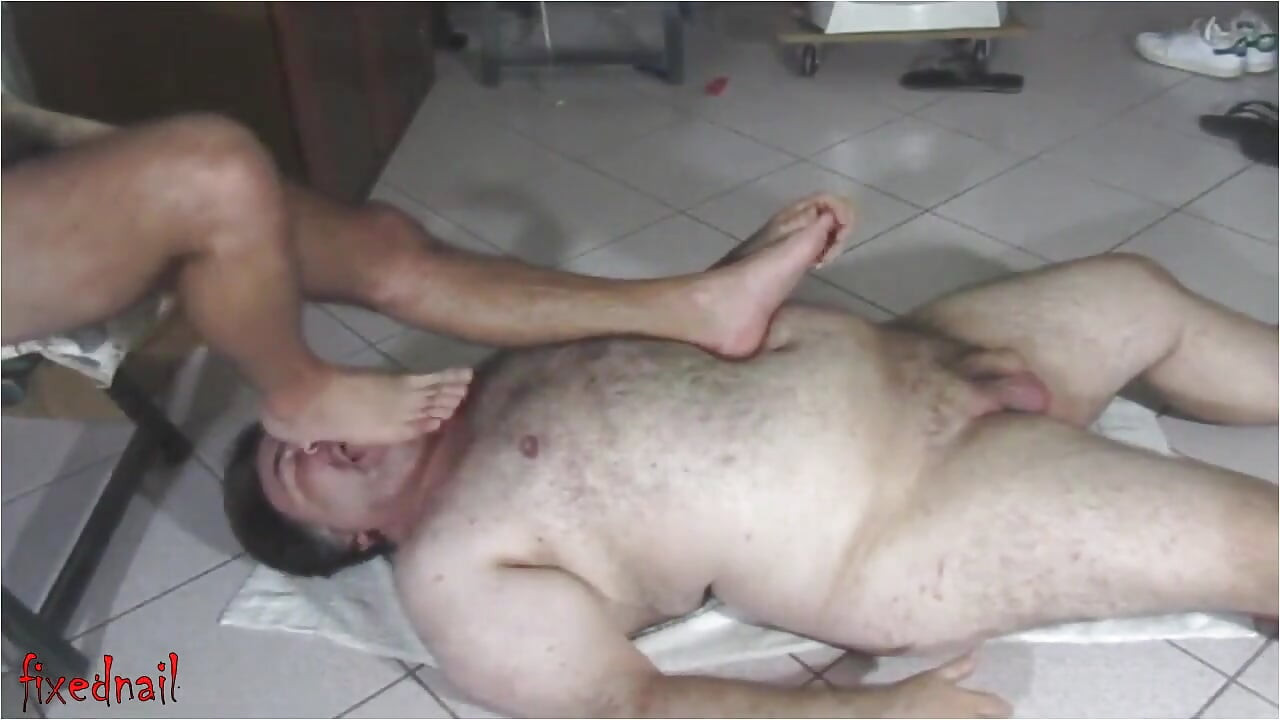 Sajikan di kaki majikan