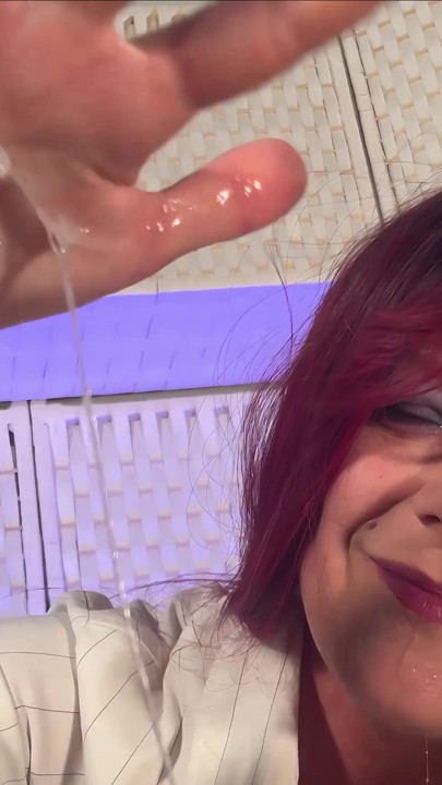 POV plucie femdom - głębokie niechlujstwa obciąganie z stałym plucie