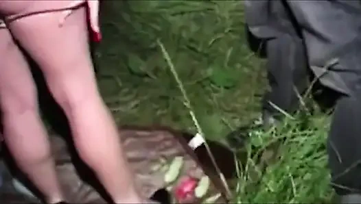 Ateşli evli kadın yabancılarla her yerde sikişiyor