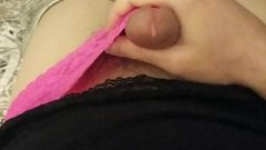 Cumming en bragas de encaje rosa