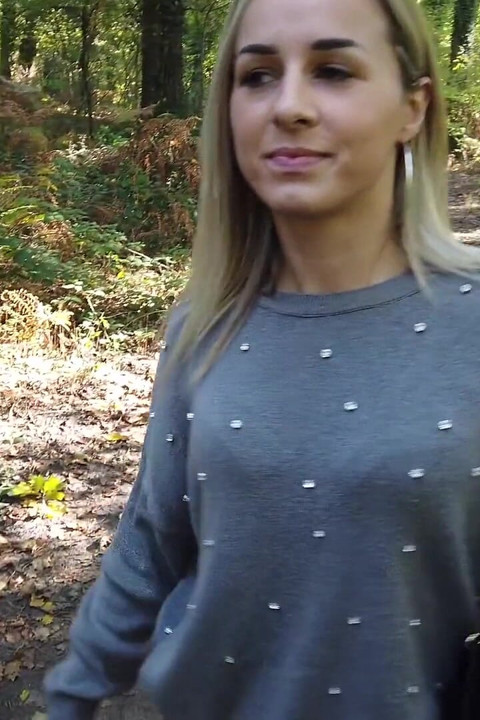Mooie 18-jarige blonde marinier poseert sexy tijdens haar pornocasting