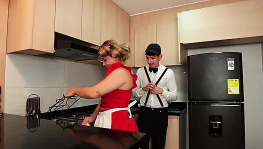 Doña Florinda'ya bir churro veriyorum ve sütümü yutuyor