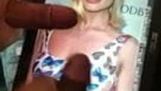 Margot Robbie streelt dubbele pik