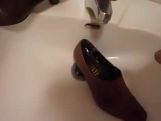 Писсинг в коричневую рабочую обувь для жены