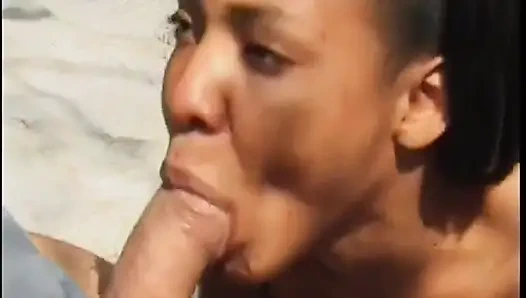 Harika memeli ateşli zenci kız arka bahçede sakso çekiyor