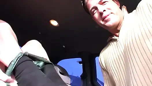 Azgın Sürtükler Arabada Yarak Emiyor - Vahşi Grup Seks Partisi