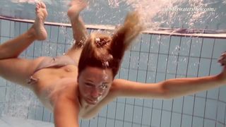 Iva Brizgina, heißes Unterwasser-Schätzchen mit engem Arsch