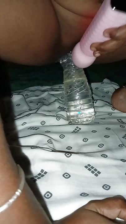 印度辣媳妇用插瓶子自慰