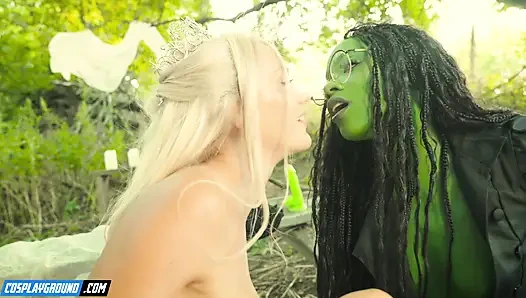 Ana Foxxx dev yeşil dildoyla Kenna James'i sikiyor ve birlikte boşalıyorlar, kötü porno cosplay parodi