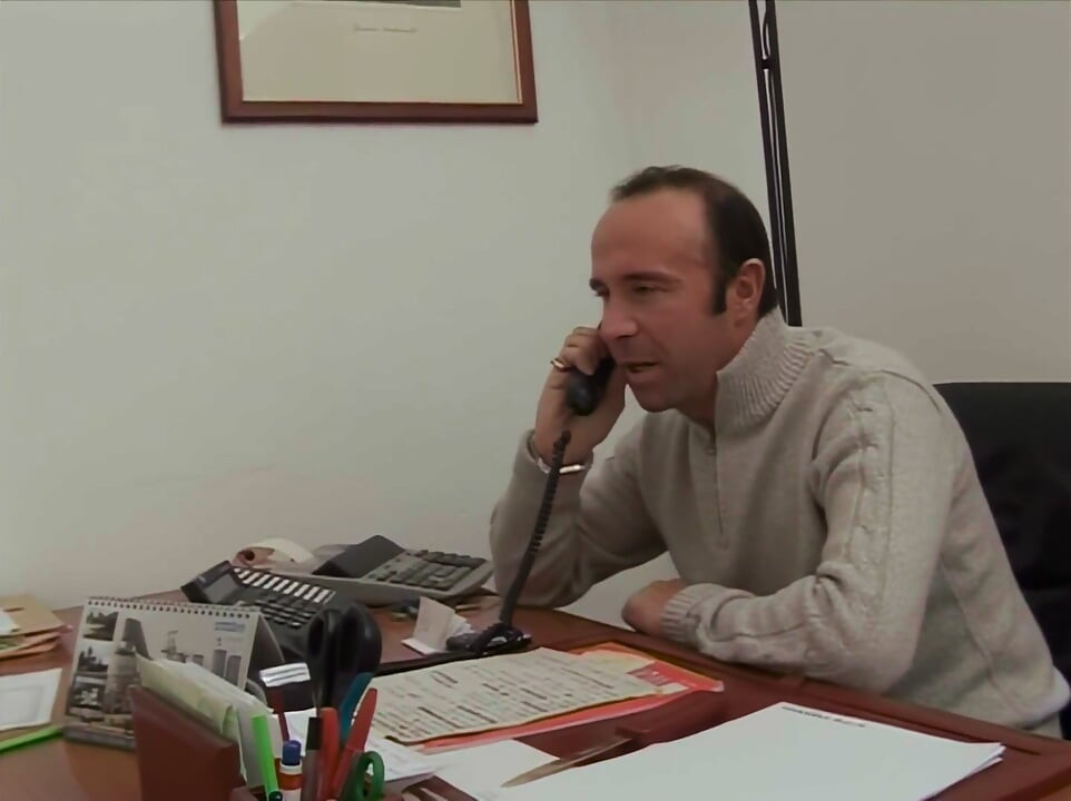 Llama a Una Zorra Sudamericana Para Que Le Haga Una Mamada En La Oficina