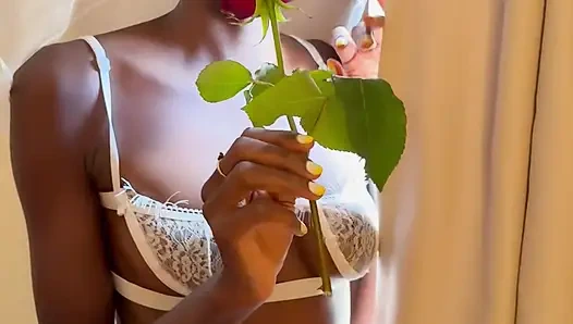 Malam pertama dengan istri kulit hitam mungil