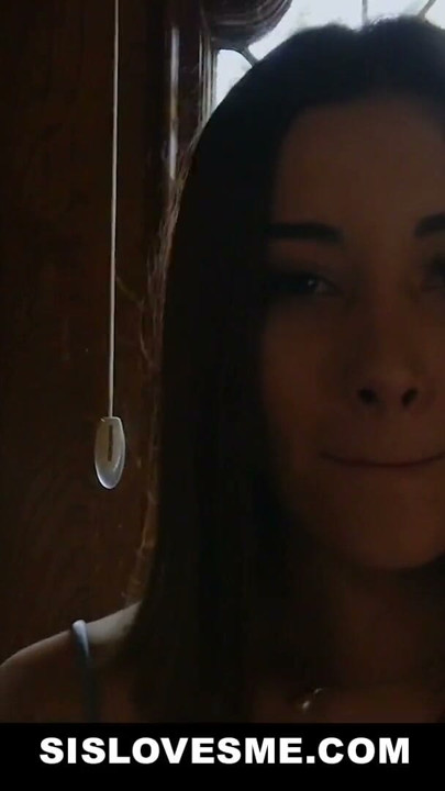 Sora vitregă excitată are un cur perfect și fratele vitreg nu-și poate ține mâinile departe de el - Sislovesme | Clip 1