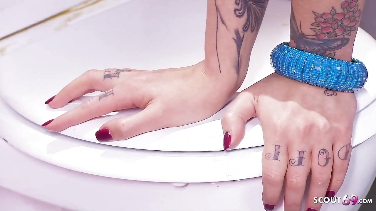 화장실에서 벽에 따먹히는 거유 마른 십대 Mai