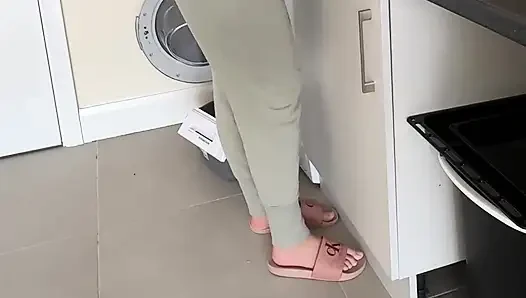Dishes Vs. Full Bladder… I Lost Control and Piss in Pants