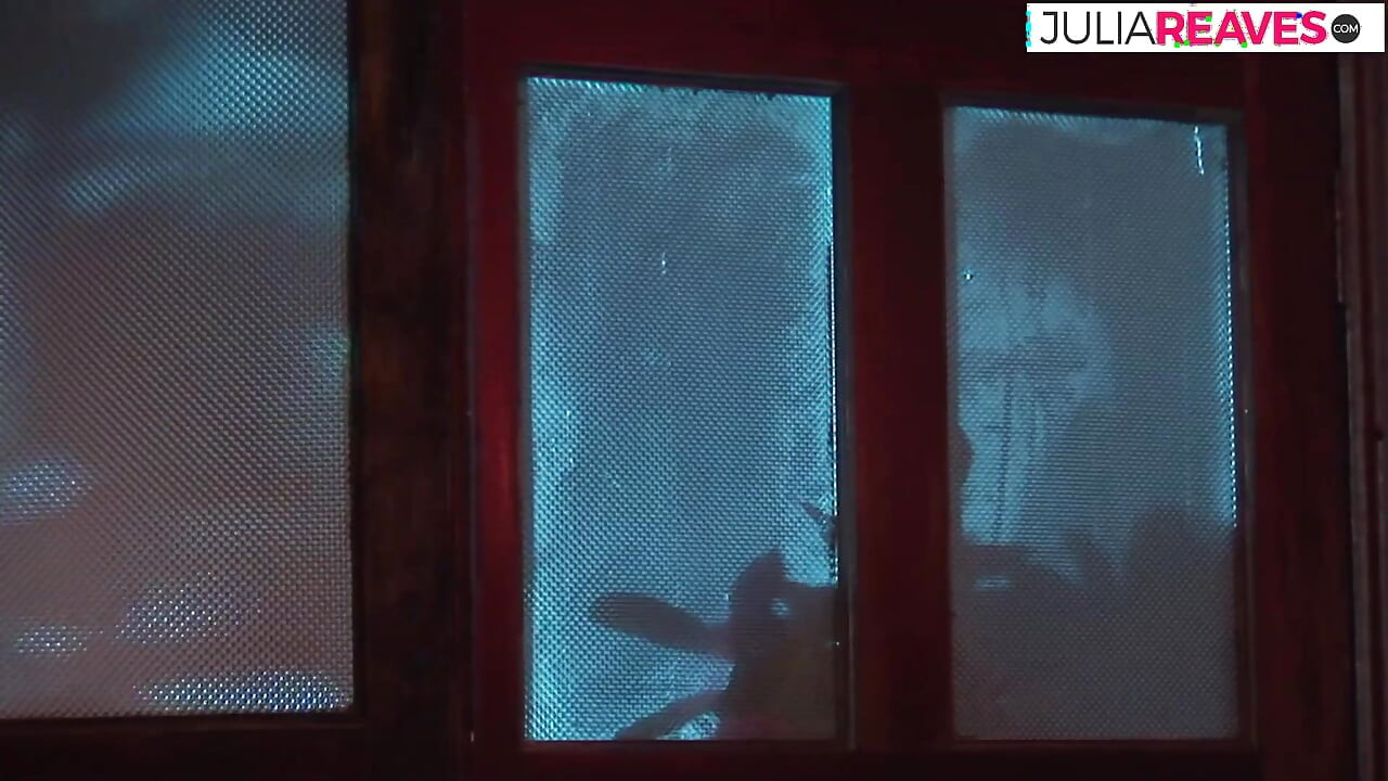 Loira é fodida por um pau monstro até uma gozada na boca